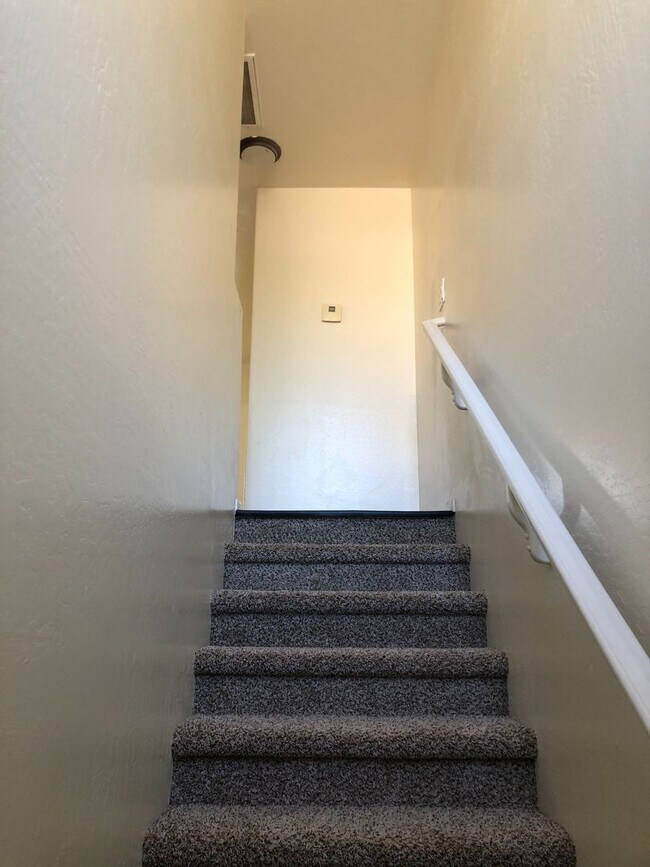 Building Photo - 3 bedroom 2.5 bath home - 2 car garage - S...