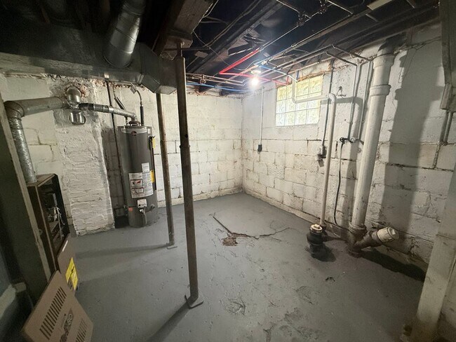 Building Photo - Three bedroom one bathroom single-family home for rent