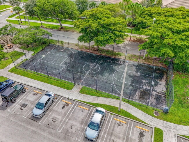 Building Photo - 1000 Crestwood Ct S