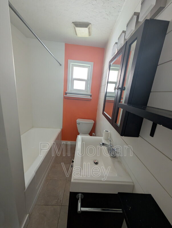 Building Photo - 2511 S 800 E