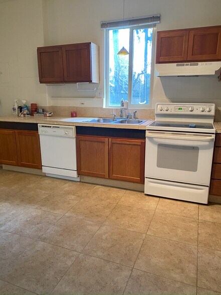 Building Photo - 11425 Juanita Dr NE