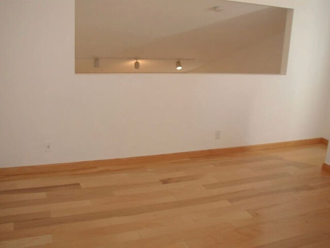 Building Photo - Beautiful loft condo in Kings run!