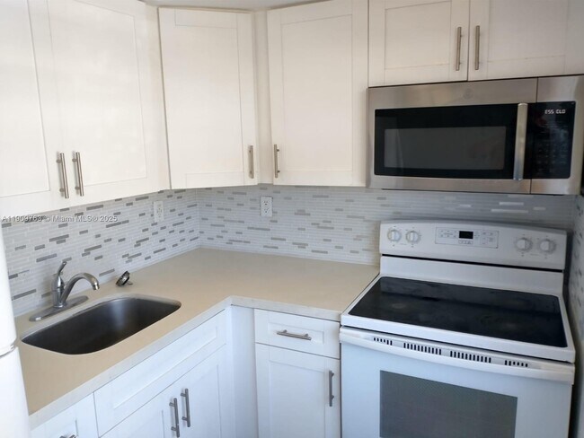 Building Photo - 17031 NE 21st Ave