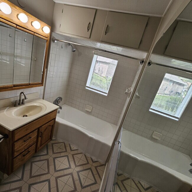 Building Photo - A cozy 2-bedroom, 1-bath home in the heart...