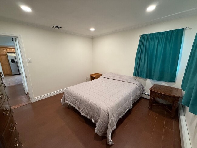 Building Photo - Spectacular 3 Bed/3 Bath Home in Long Beach!