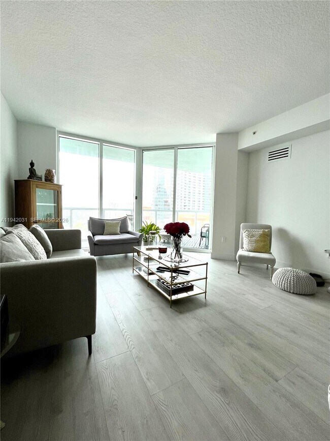 Building Photo - 1900 N Bayshore Dr