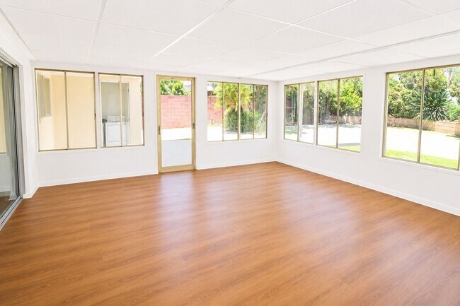 Building Photo - 1087 N Greengrove St