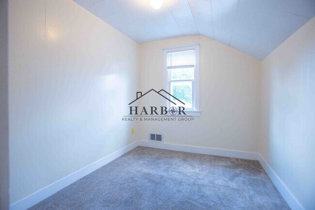 Building Photo - 315 5th Ave NW