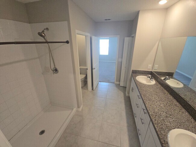 Building Photo - Gorgeous 5-Bedroom, 2.5-Bathroom Home in Riverview