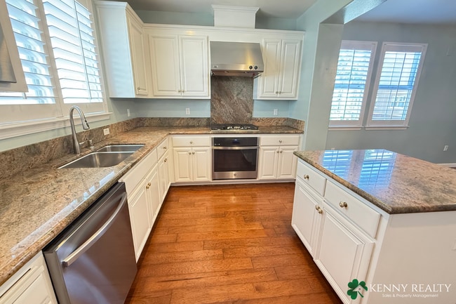 Building Photo - Spacious 3 bedroom, 2.5 Bathroom Condo w/ ...
