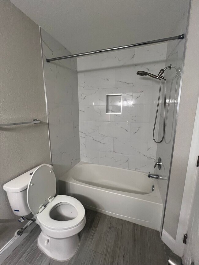 Building Photo - Modern 1-Bedroom Condo with Resort-Style Amenities in Gated Orlando Community
