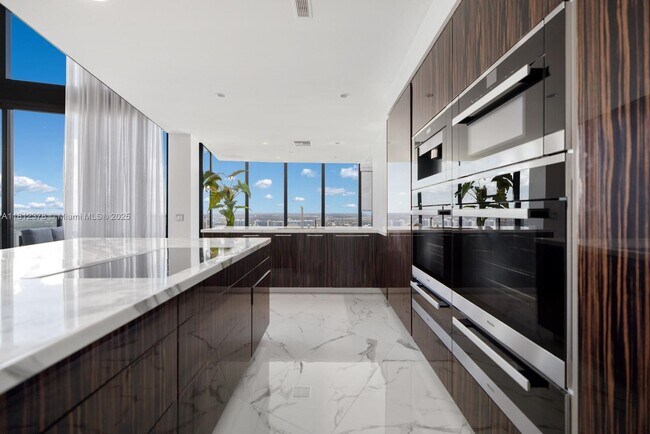 Building Photo - 18555 Collins Ave
