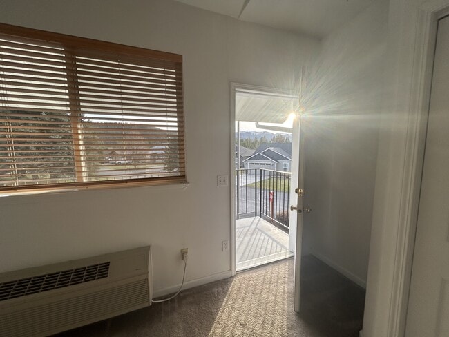 Building Photo - 15 Fairway Dr