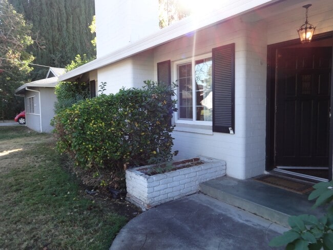 Primary Photo - 608 Bird St