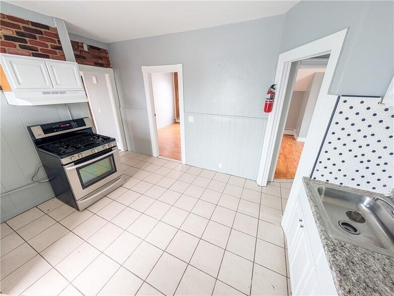 Building Photo - 53 Bancroft St