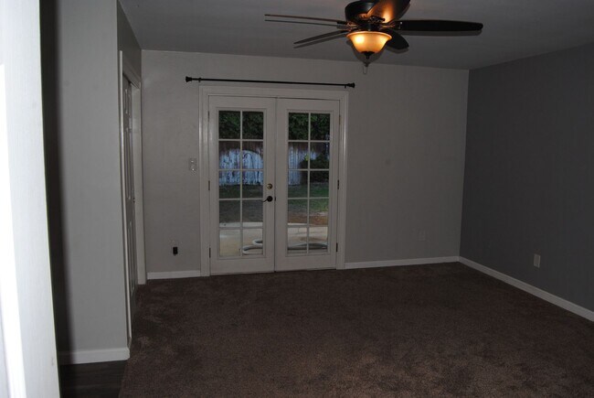 Building Photo - 2413 Sunrise Dr