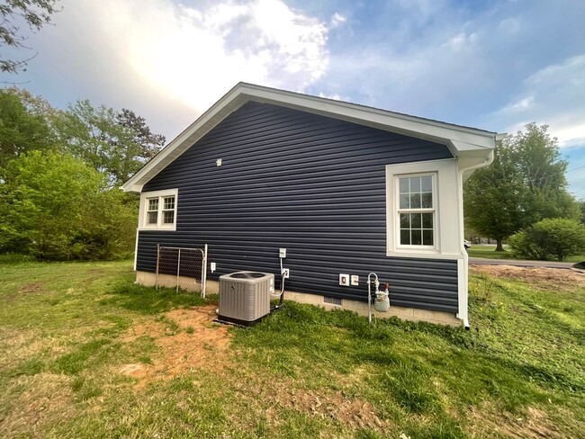 Building Photo - 2 Bedroom House Benton City Limits