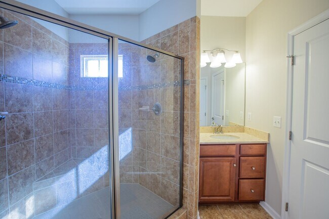 Building Photo - Stunning 3 BR/2.5 BA Townhome in Greenbelt!