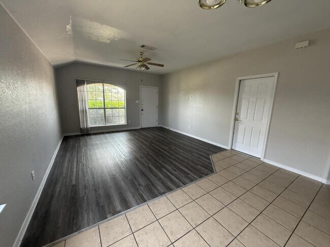 Building Photo - 1907 Charleston, Apt B