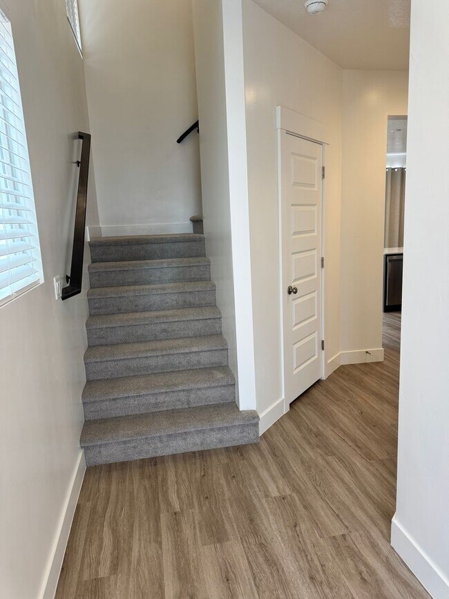 Building Photo - Beautiful 3 bed 2.5 bath Home!