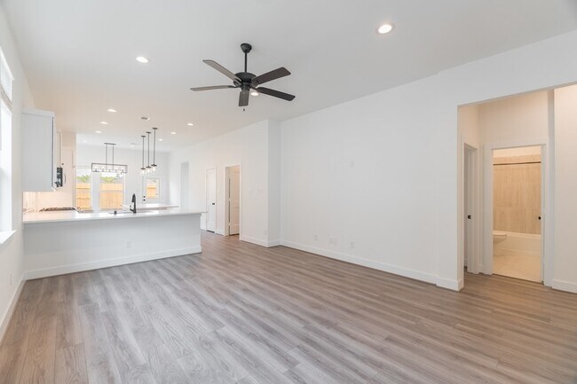 Building Photo - 10726 Pine Pink