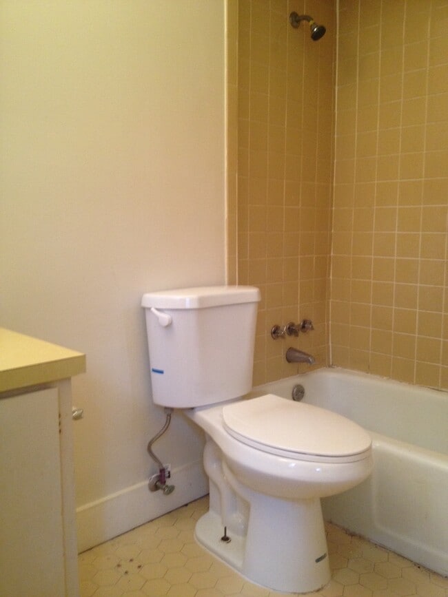 Building Photo - **AVAILABLE NOW**3 Bedroom / 2 Bathroom Ho...