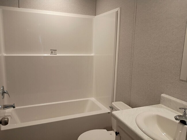 Building Photo - 10 Center Isle