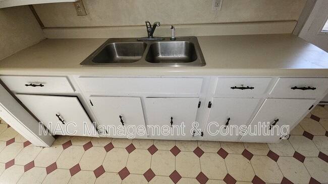 Building Photo - 311 S Mark Twain St