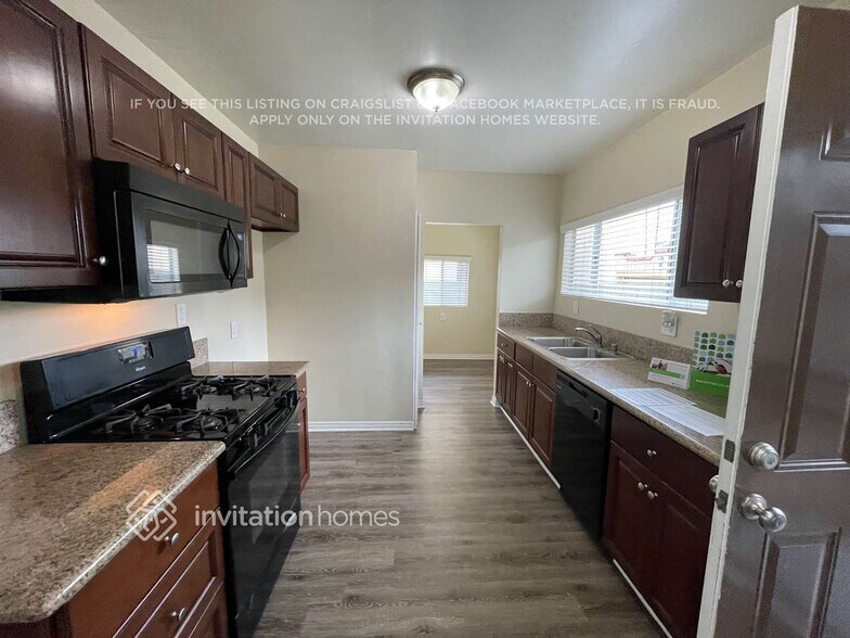 Building Photo - 641 W 106th St