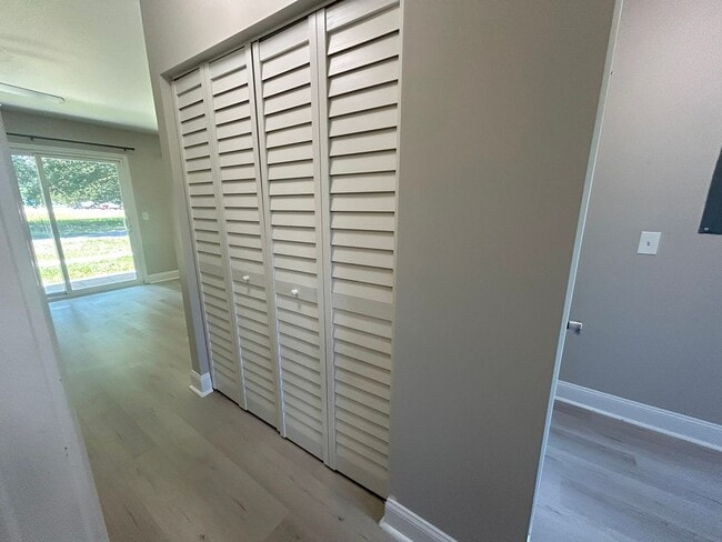 Building Photo - Updated two bedroom condo in Hampstead!