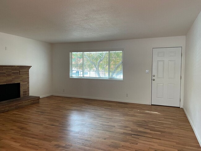 Building Photo - Nice 3 Bedroom 2 Bath Home-Office Space-Lo...