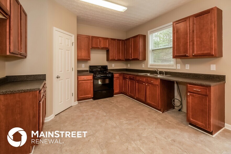 Building Photo - 2360 Village Green Dr
