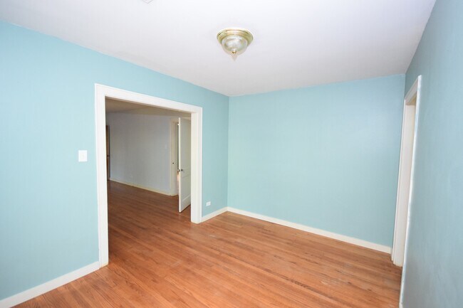 Building Photo - 3 Bed 2 Bath with Large Backyard Close to ...