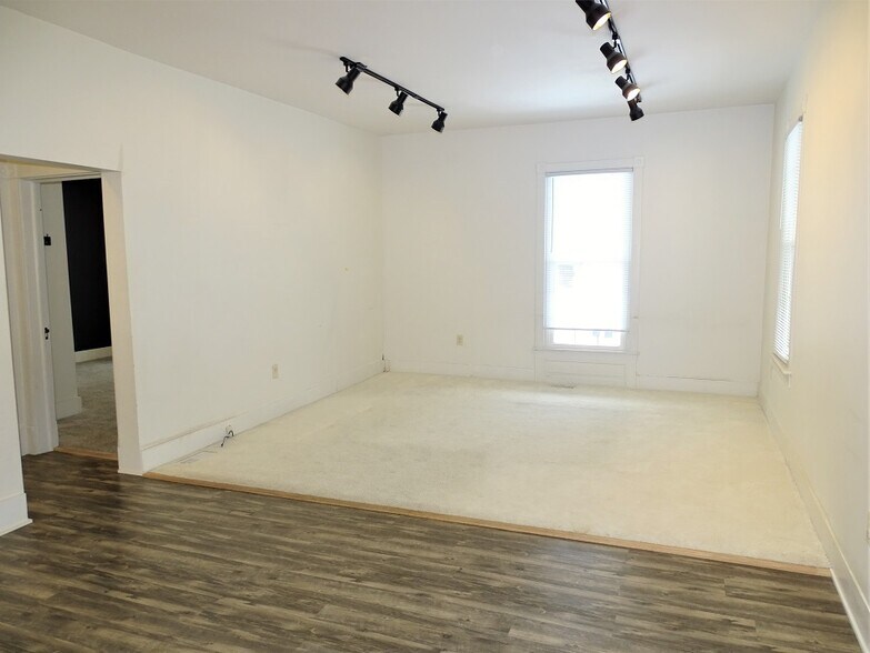 Building Photo - 783 E Main St