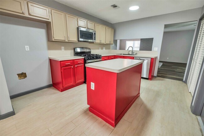 Building Photo - 5216 Spring Branch Dr