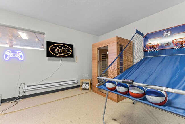 Building Photo - 9211 Highland Pl