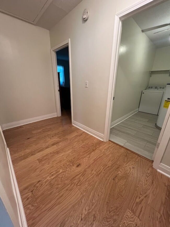 Building Photo - ***PROMOTION $100 OFF FIRST MONTHS RENT***...