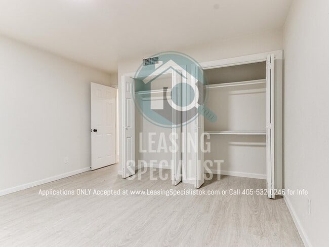 Building Photo - Adorable Norman 3 Bed 1.5 Bath House!