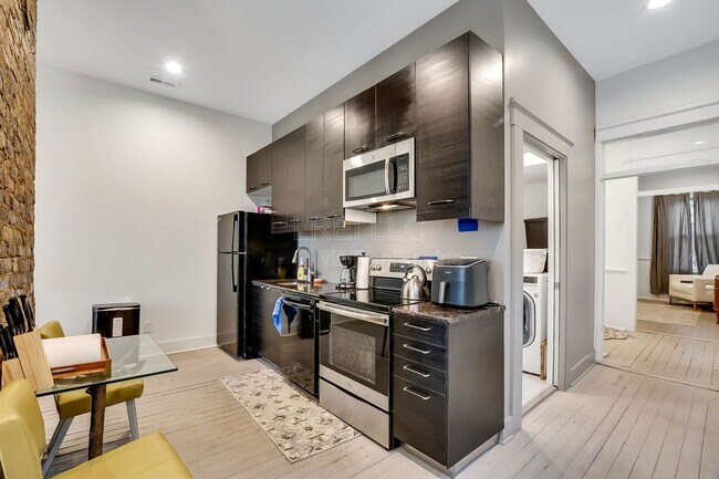 Building Photo - 925 E Madison St