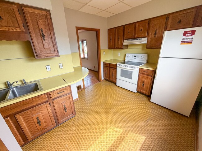 Building Photo - 609 N Edmunds- 3 bedroom, 1.5 bathroom house with a large garage, off street parking and central AC.