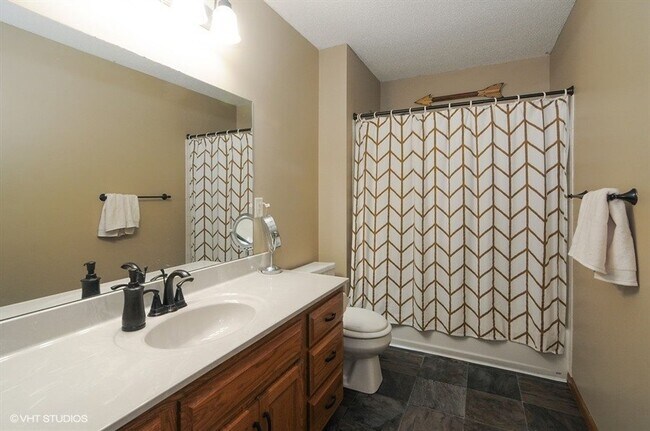 Building Photo - Spacious 5BR Home on Cul-de-Sac – Available June 1