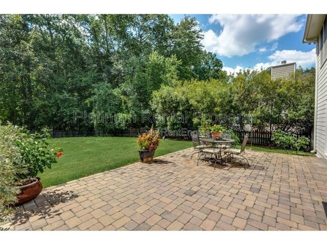 Building Photo - 925 Briars Bend