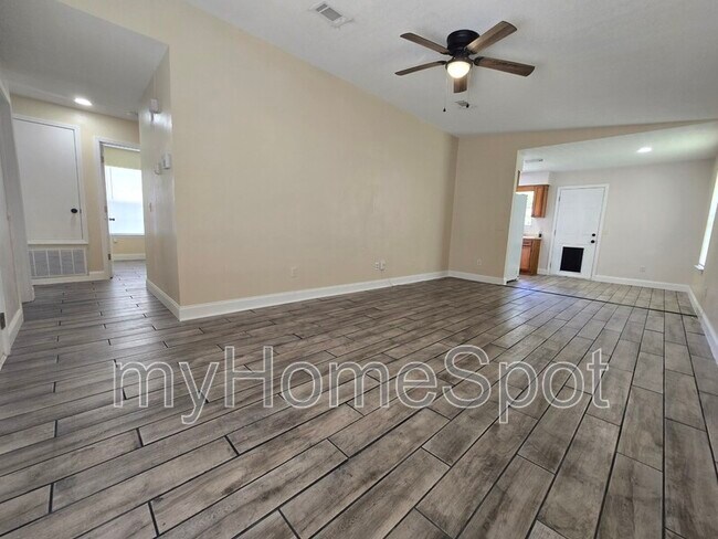 Building Photo - 8900 Forest Oak Dr