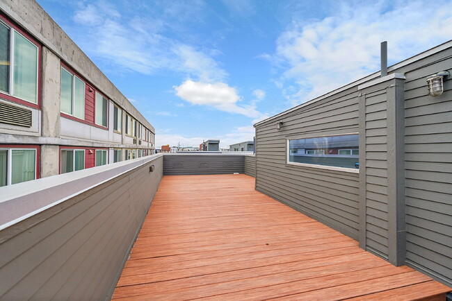 Building Photo - $3,225.00 - 2 Beds, 1.5 Bath, Townhouse in...