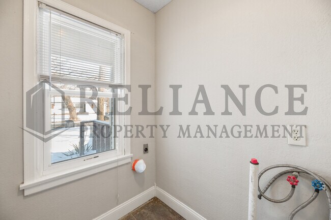 Building Photo - 4825 E Pine St