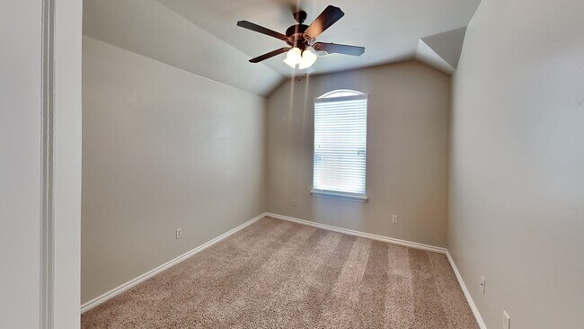 Building Photo - Very Nice 4 Bedroom 2 Bath + Study Home in Yukon Schools