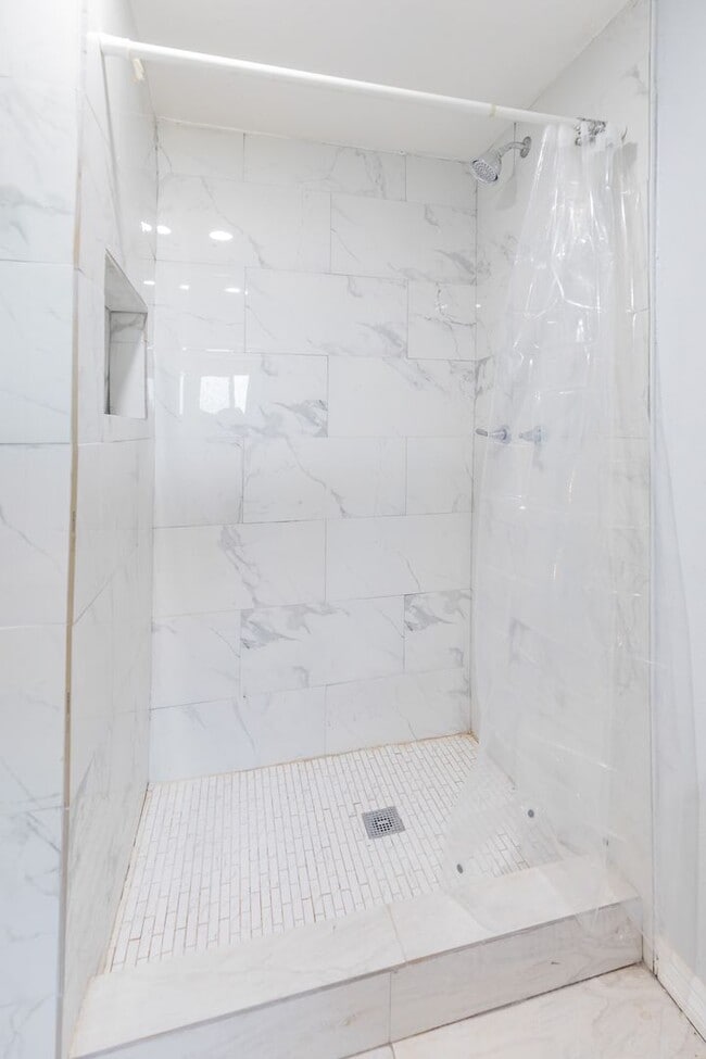 Building Photo - Adorable updated 2 Bedroom 1 Bath Home on ...