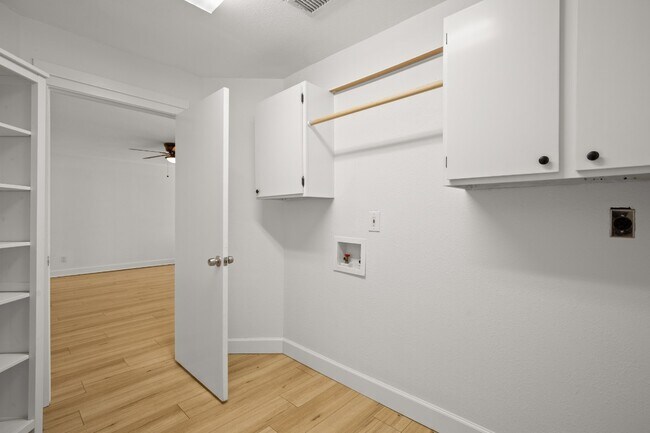 Building Photo - 1512 W Mesa Park Dr