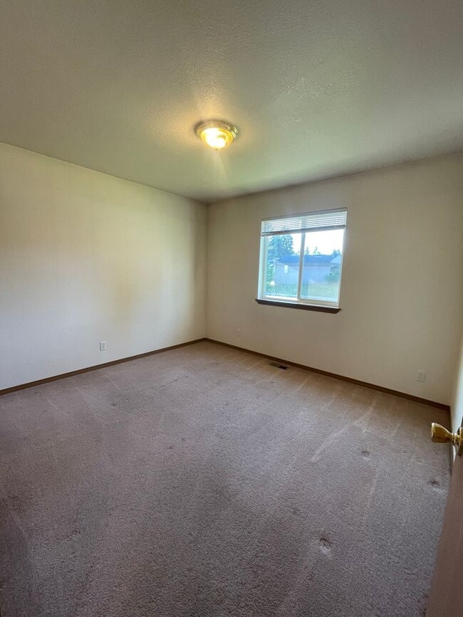 Building Photo - 3 bed 2 bath rancher with master en-suite & RV parking