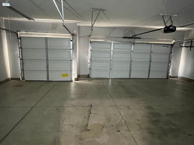 Building Photo - 3 bedroom 2 bath home with large yard avai...